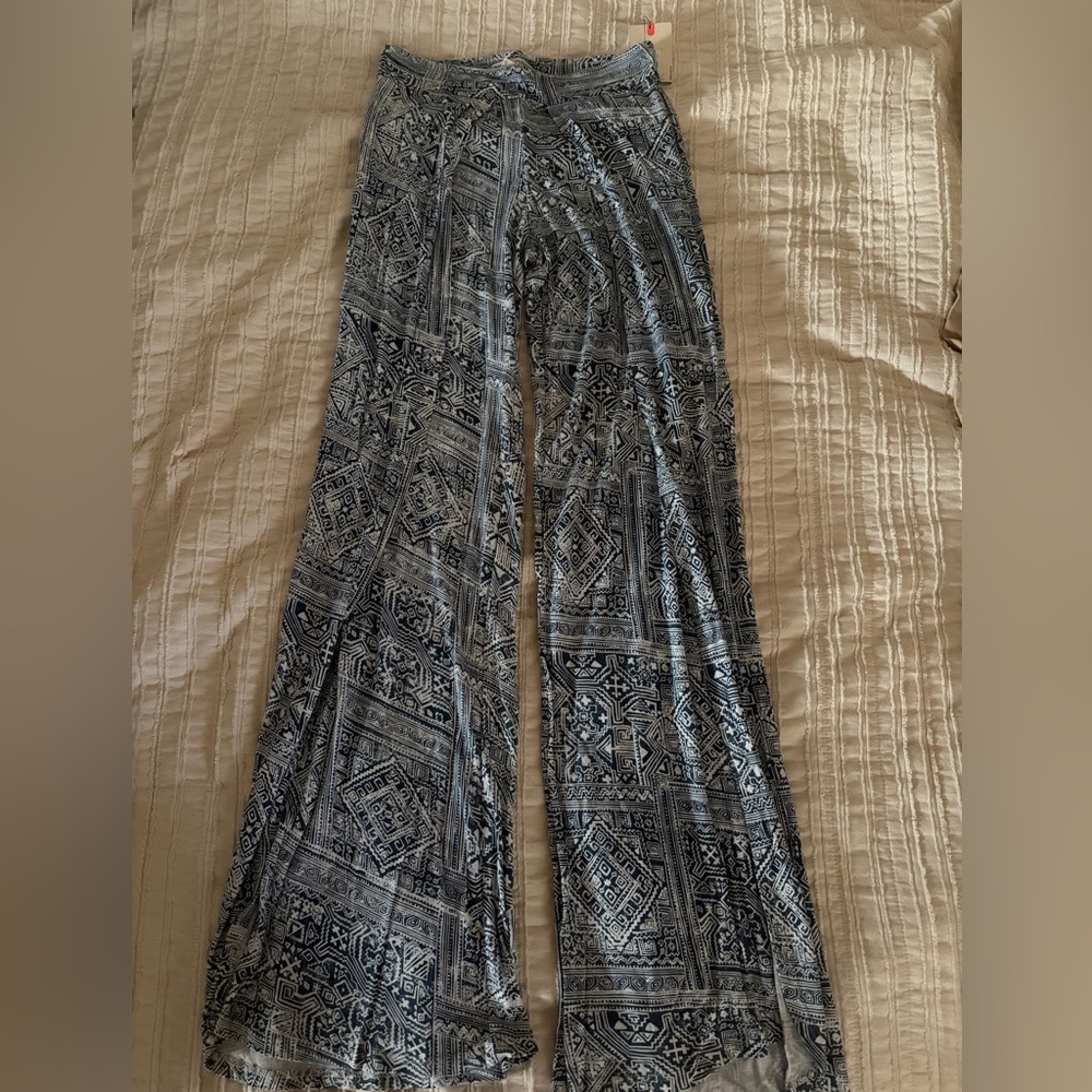 Billabong Blue and White Patterned Fabric